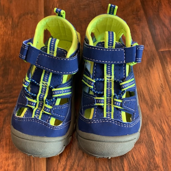 oshkosh water sandals